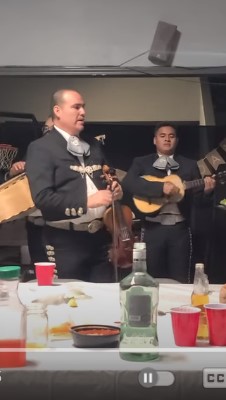  image of Mariachi Nuevo Guadalajara performing "De Que Manera Te Olvido"